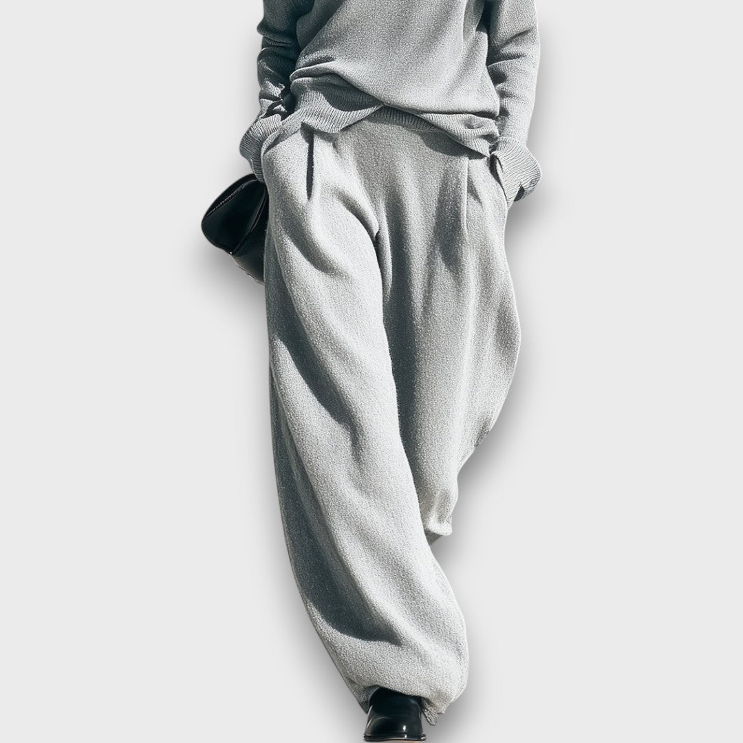 Narella – Modern Knitting Set with Cut-Out Detail